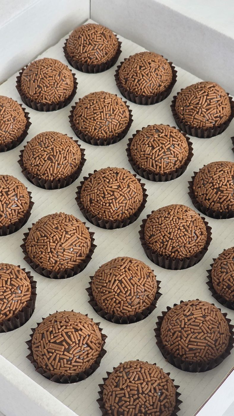 Brigadeiros de Chocolate Artesanais — Aires Patisserie, Alcochete